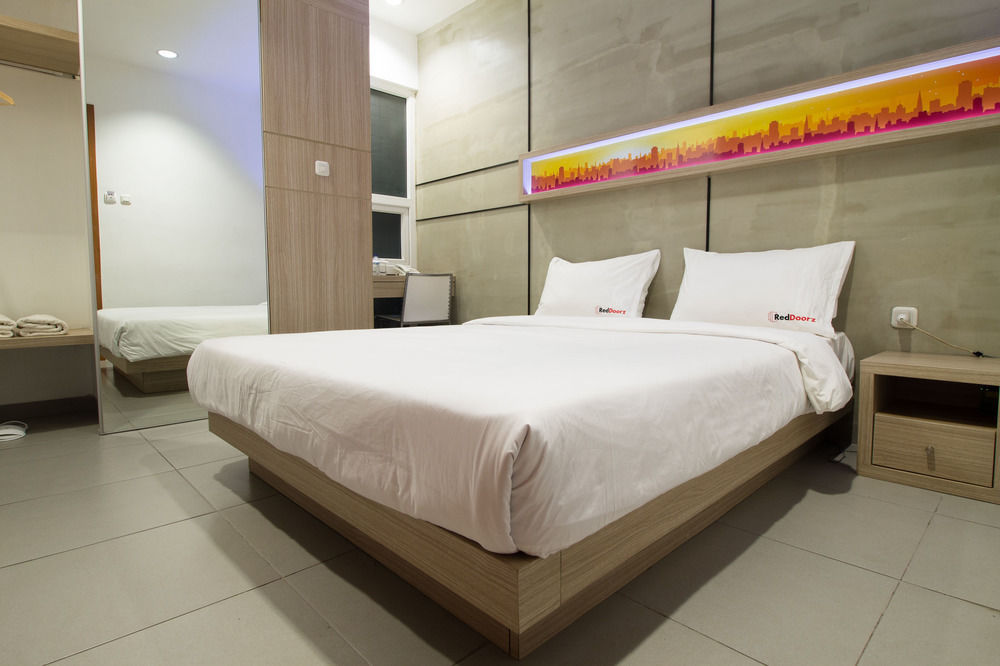 Reddoorz Plus @ Setiabudi Eight Jakarta Buitenkant foto