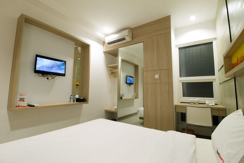 Reddoorz Plus @ Setiabudi Eight Jakarta Buitenkant foto
