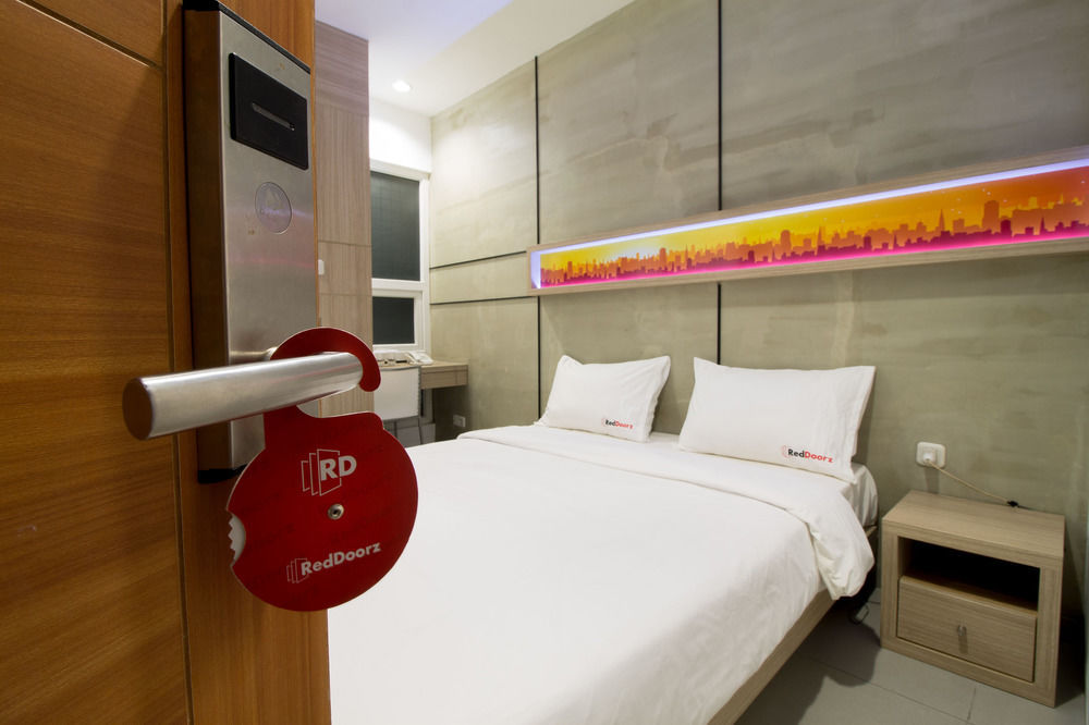 Reddoorz Plus @ Setiabudi Eight Jakarta Buitenkant foto