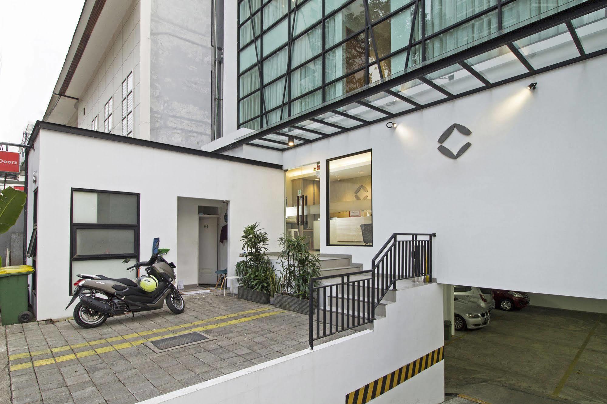 Reddoorz Plus @ Setiabudi Eight Jakarta Buitenkant foto