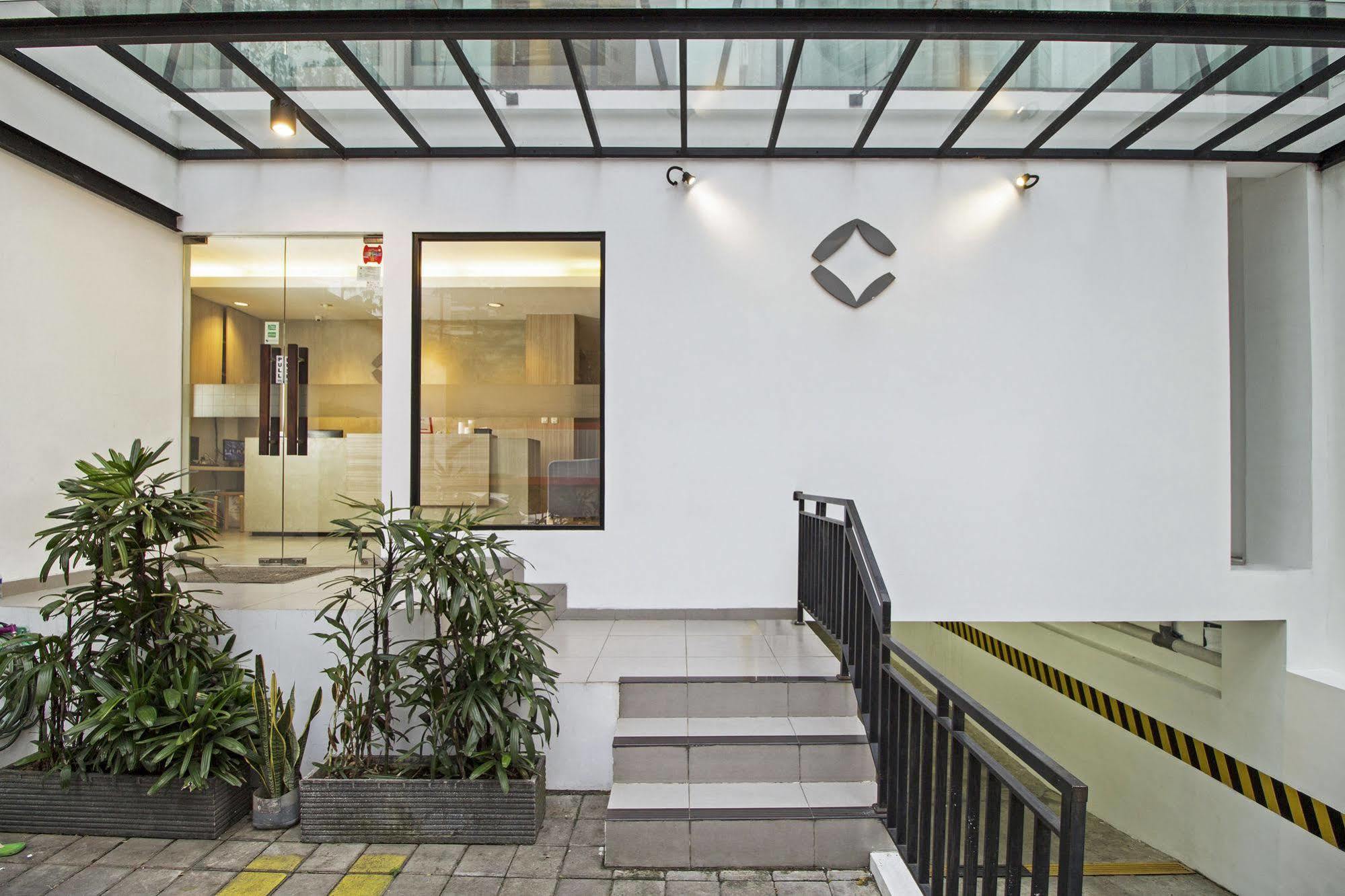 Reddoorz Plus @ Setiabudi Eight Jakarta Buitenkant foto