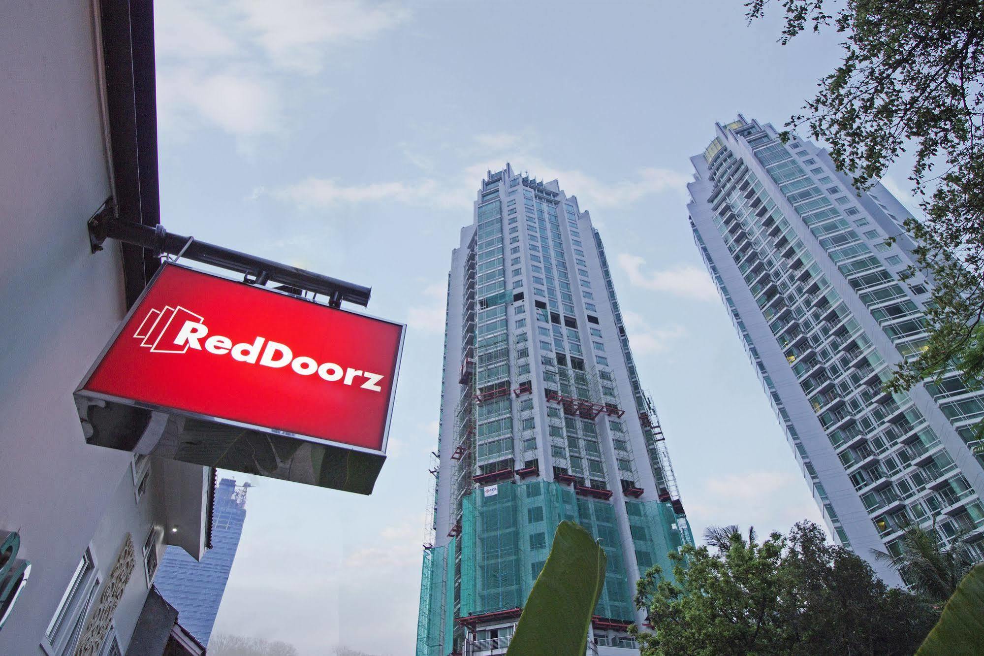Reddoorz Plus @ Setiabudi Eight Jakarta Buitenkant foto
