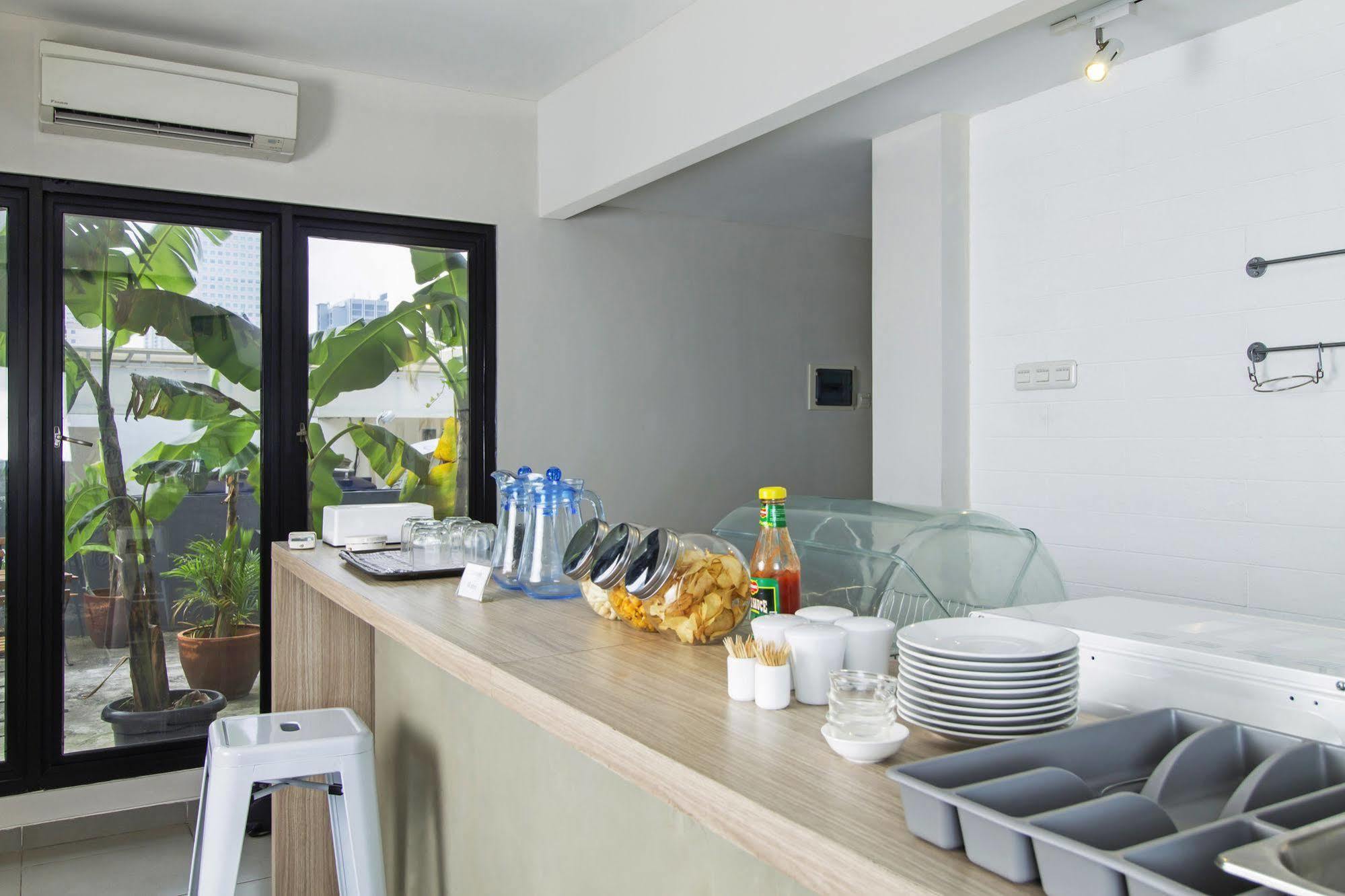 Reddoorz Plus @ Setiabudi Eight Jakarta Buitenkant foto