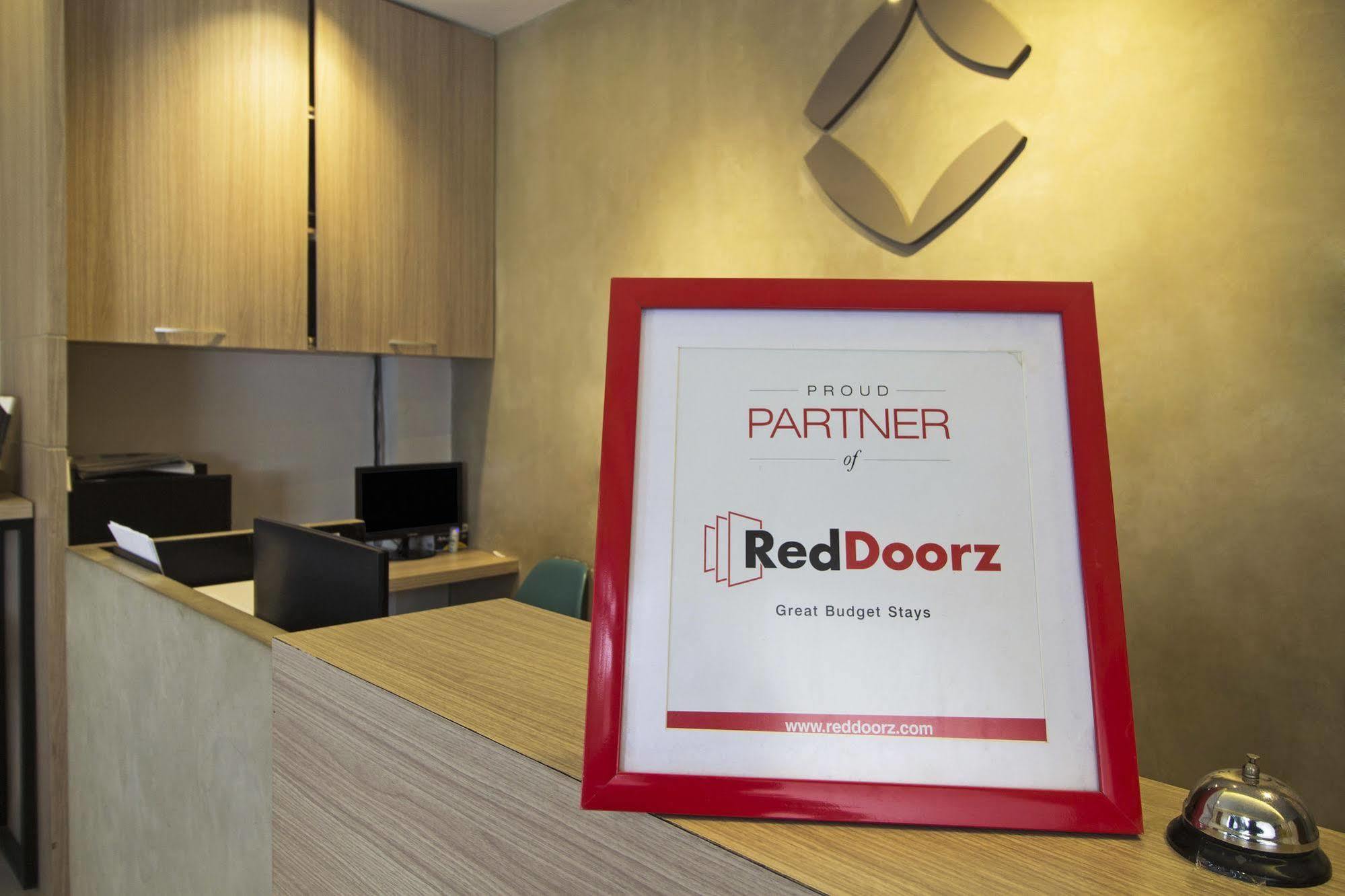 Reddoorz Plus @ Setiabudi Eight Jakarta Buitenkant foto