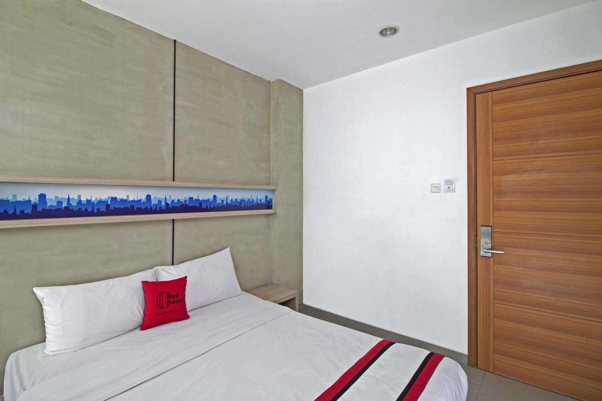 Reddoorz Plus @ Setiabudi Eight Jakarta Buitenkant foto