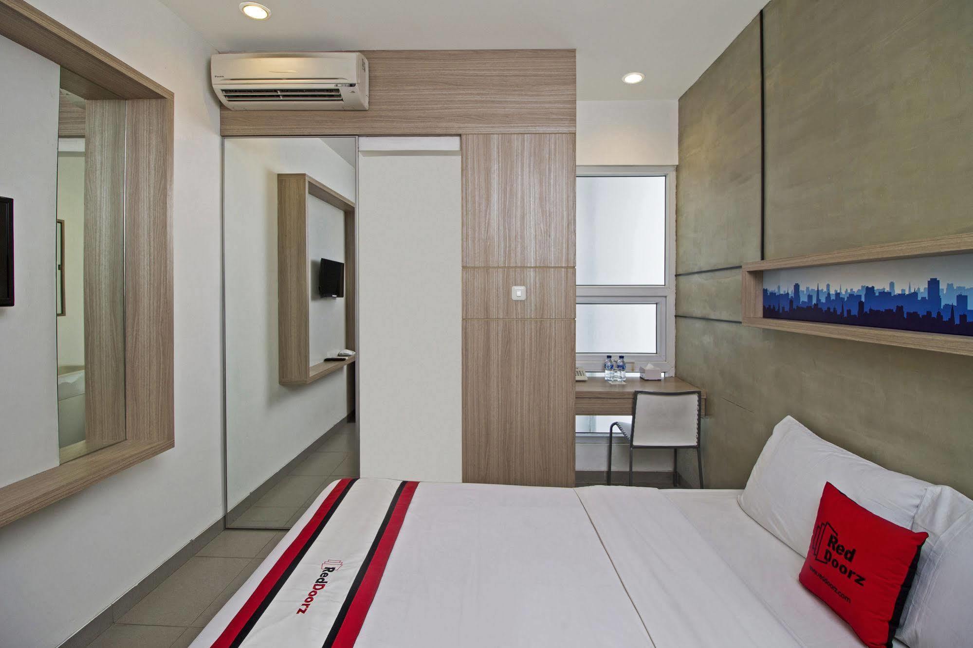 Reddoorz Plus @ Setiabudi Eight Jakarta Buitenkant foto