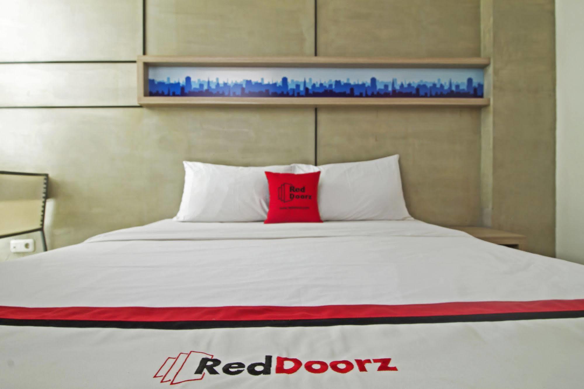 Reddoorz Plus @ Setiabudi Eight Jakarta Buitenkant foto