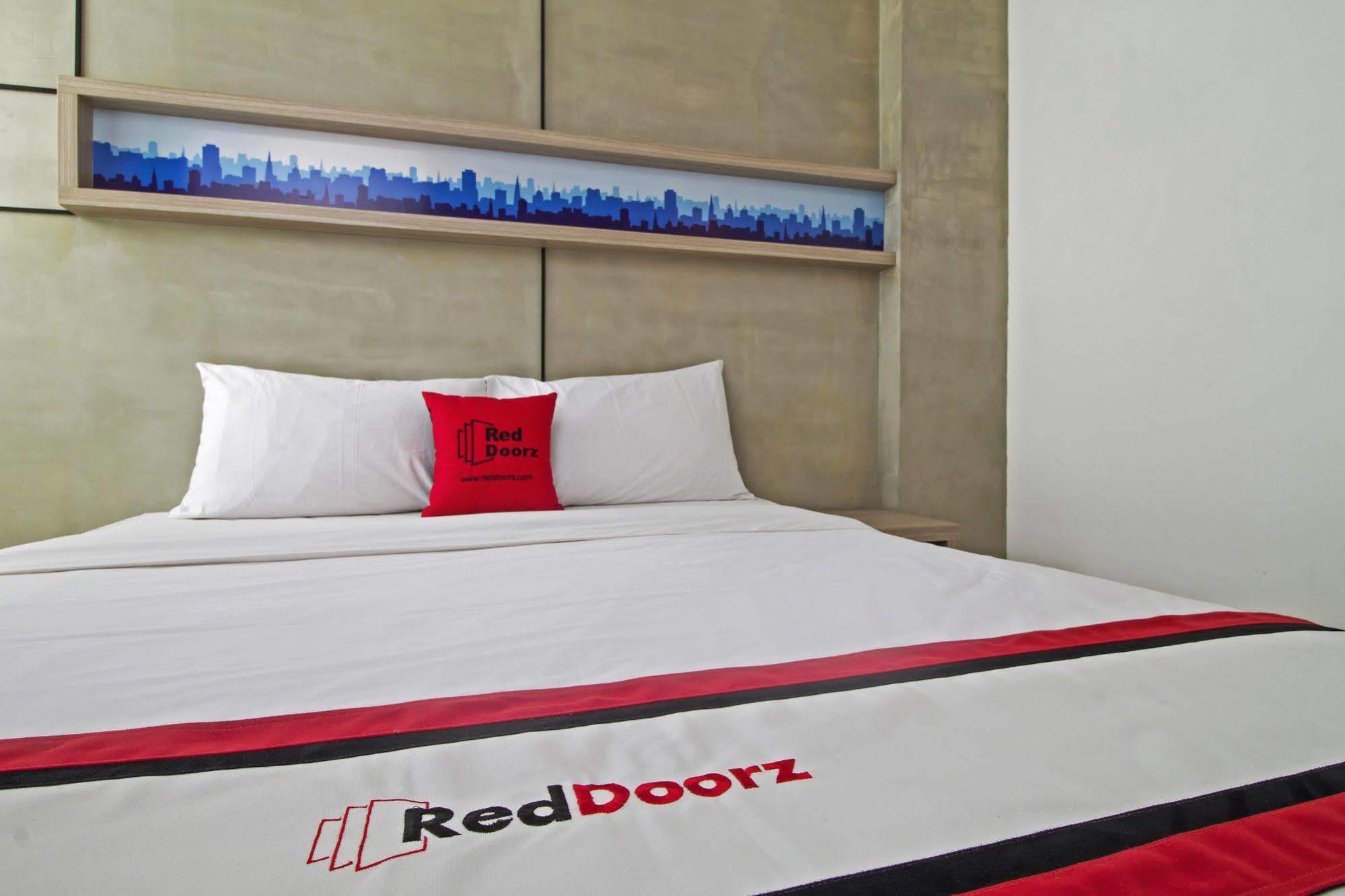 Reddoorz Plus @ Setiabudi Eight Jakarta Buitenkant foto