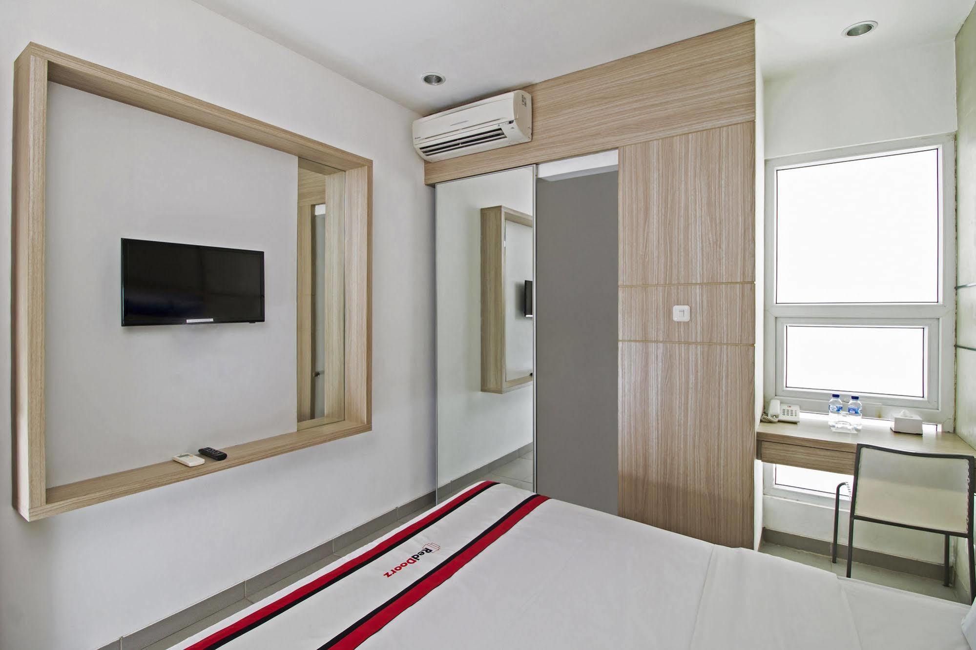 Reddoorz Plus @ Setiabudi Eight Jakarta Buitenkant foto